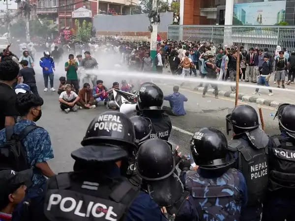 नेपाल में सियासी भूचाल: 26 दिन में गृह मंत्री का इस्तीफा, सरकार पर बढ़े सवाल