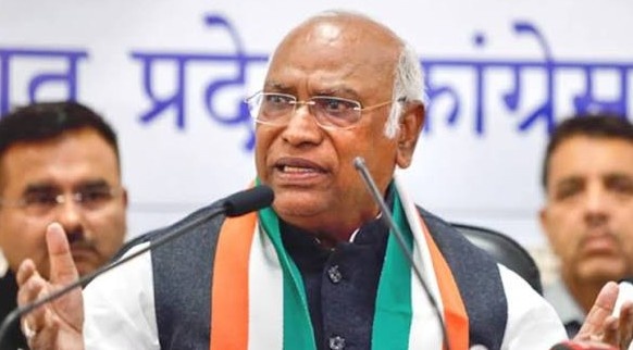 कांग्रेस कार्यक्रम में नारेबाजी पर नाराज हुए खरगे, कार्यकर्ताओं को अनुशासन का दिया संदेश
