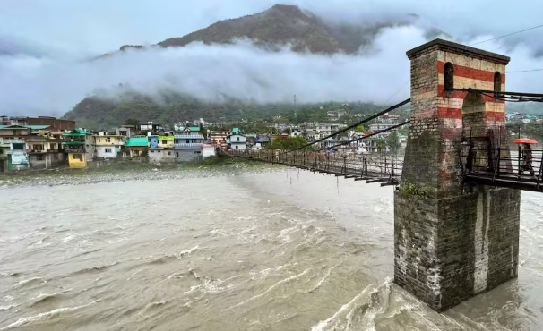 हिमाचल में मानसून का कहर: 124 सड़कें बंद, 442 ट्रांसफार्मर ठप, बारिश से जनजीवन बुरी तरह प्रभावित