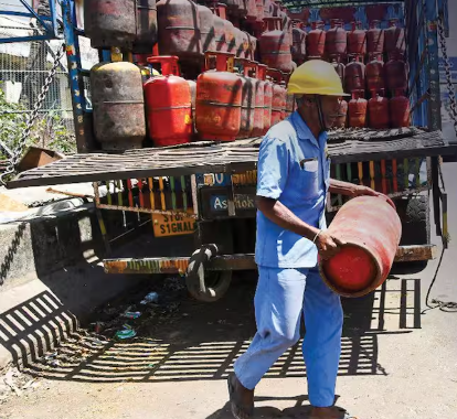 अगस्त से सस्ता हुआ LPG सिलेंडर, कमर्शियल गैस सिलेंडर के दाम ₹200 से ज्यादा घटे