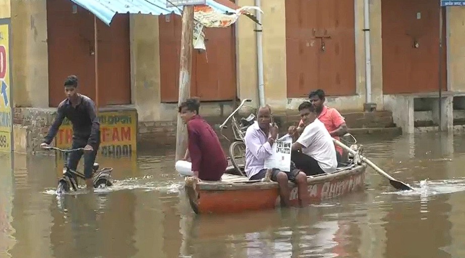 उत्तर प्रदेश में बाढ़ से यातायात प्रभावित, वाराणसी समेत कई इलाकों में नाव बनी सहारा