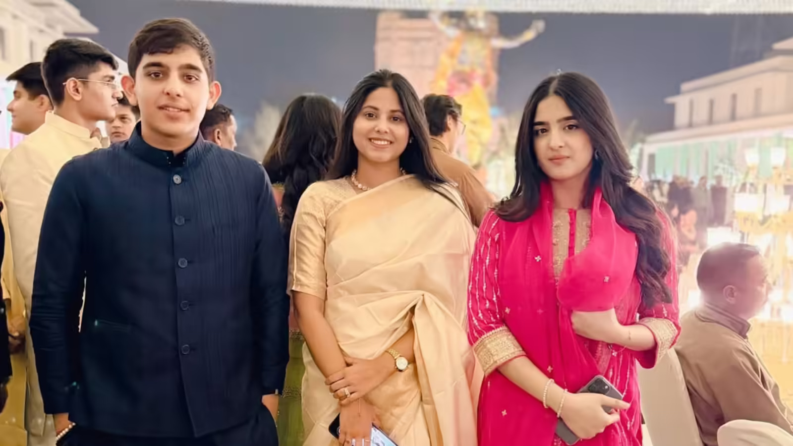 वाराणसी पहुंचे अखिलेश यादव के बेटे अर्जुन और बेटी अदिति, काशी विश्वनाथ व काल भैरव मंदिर में किए दर्शन