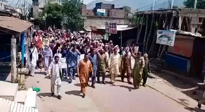 पीओके में पाकिस्तान सरकार के खिलाफ बढ़ा आक्रोश, प्रदर्शनकारियों ने सेना और प्रशासन पर लगाए गंभीर आरोप