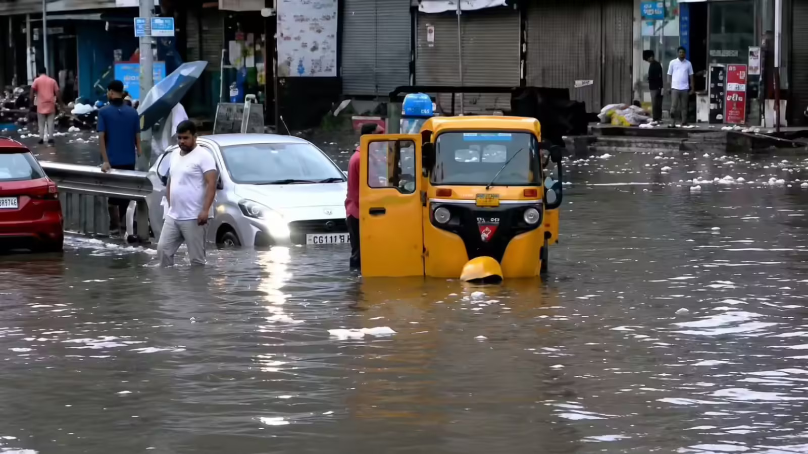 Mumbai Rain Alert: मुंबई में मूसलाधार बारिश से जलभराव, लोकल ट्रेनें प्रभावित; IMD का ऑरेंज-रेड अलर्ट जारी