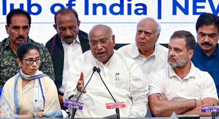 TMC में बगावत से बढ़ी ममता की मुश्किलें, INDIA गठबंधन पर भी संकट के संकेत