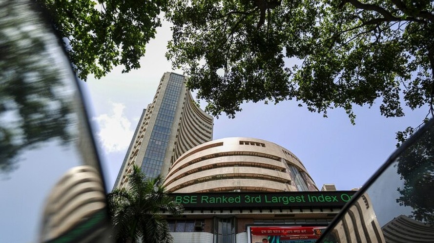 Stock Market Update: NIFTY 50 और S&P BSE SENSEX में हल्की बढ़त दर्ज  Janta24x7news