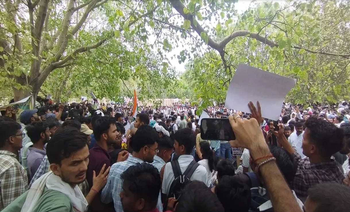 लखनऊ में छात्रों का बड़ा प्रदर्शन, पेपर लीक और परीक्षा अनियमितताओं के खिलाफ इको गार्डन में जुटी भीड़ janta24x7news