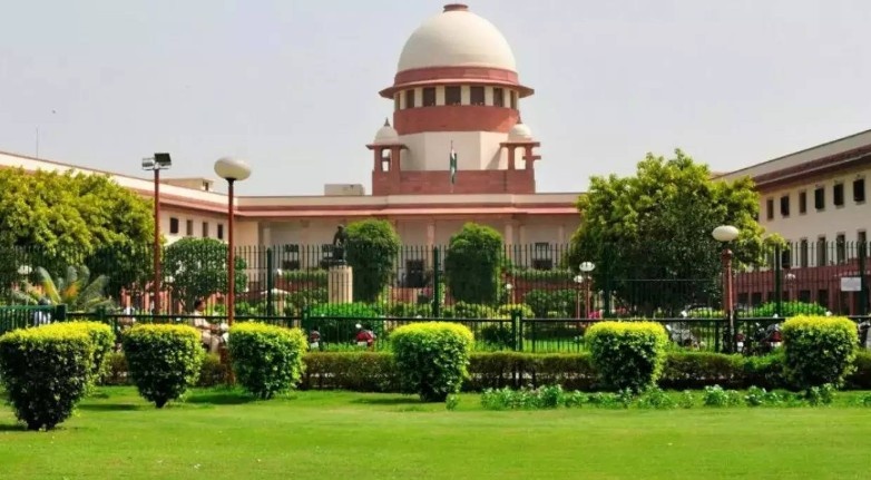सुप्रीम कोर्ट की बड़ी टिप्पणी, गृहिणियों को 'होममेकर' नहीं बल्कि 'राष्ट्र निर्माता' बताया